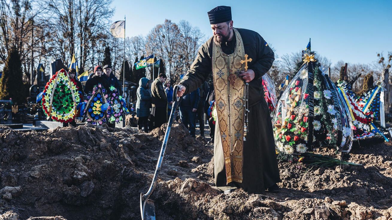 image:Image Válka na Ukrajině je i zápasem o důstojnost člověka, upozorňují tamní křesťanští představitelé. Modlitbou proto vyprovázejí i padlé vojáky a všechny oběti, jejichž těla jsou vydána k pohřbu. Na fotografii vojenský pohřeb v Kyjevě minulý týden.