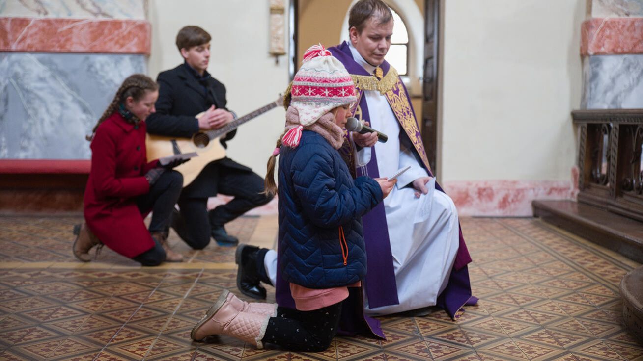 image:Image Za mír na Ukrajině se modlily také děti s P. Pavlem Obrem při pobožnosti křížové cesty v kostele sv. Martina v Krnově.