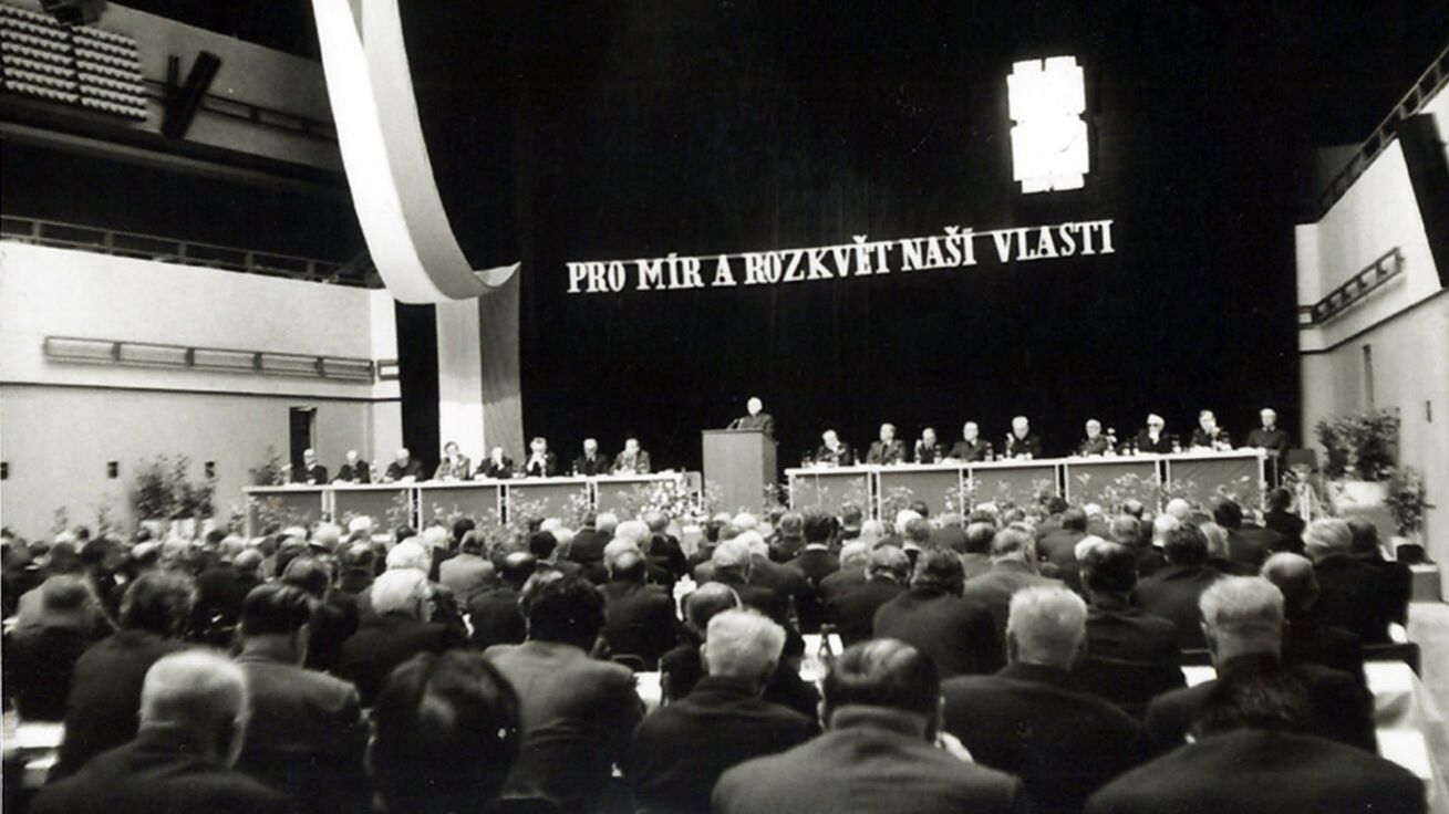 image:Image Prorežimní kněží podporovali vykonstruovaný obraz socialistických států jako jediných strážců mezinárodního porozumění a míru. Sdružení Pacem in terris se tak stalo pouhým nástrojem státní propagandy a spojencem režimu. Záběr z jeho celostátního sjezdu.