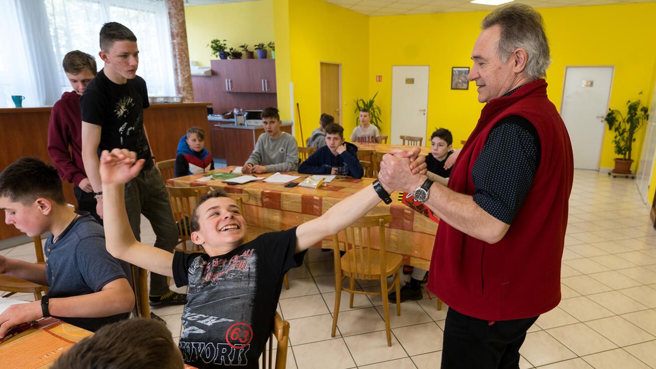 image:Image Václav Keprt s chlapci z Ukrajiny.