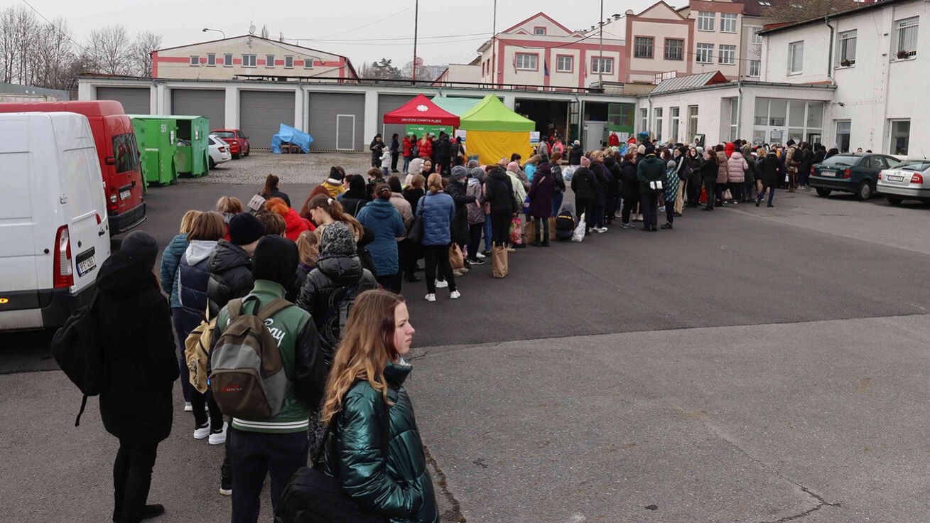 image:Image Uprchlíci před humanitárním skladem.