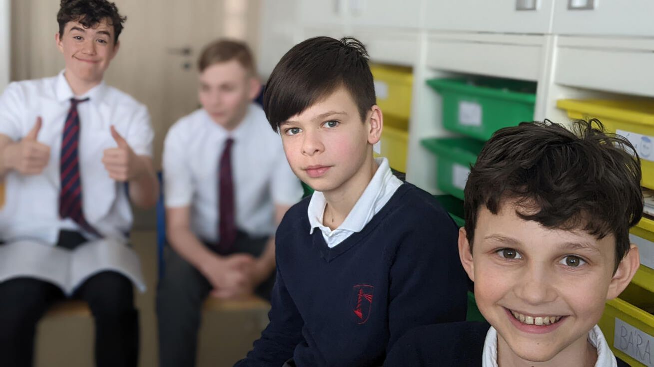 image:Image Ukrajinské děti v ZŠ Navis ve školní uniformě.
