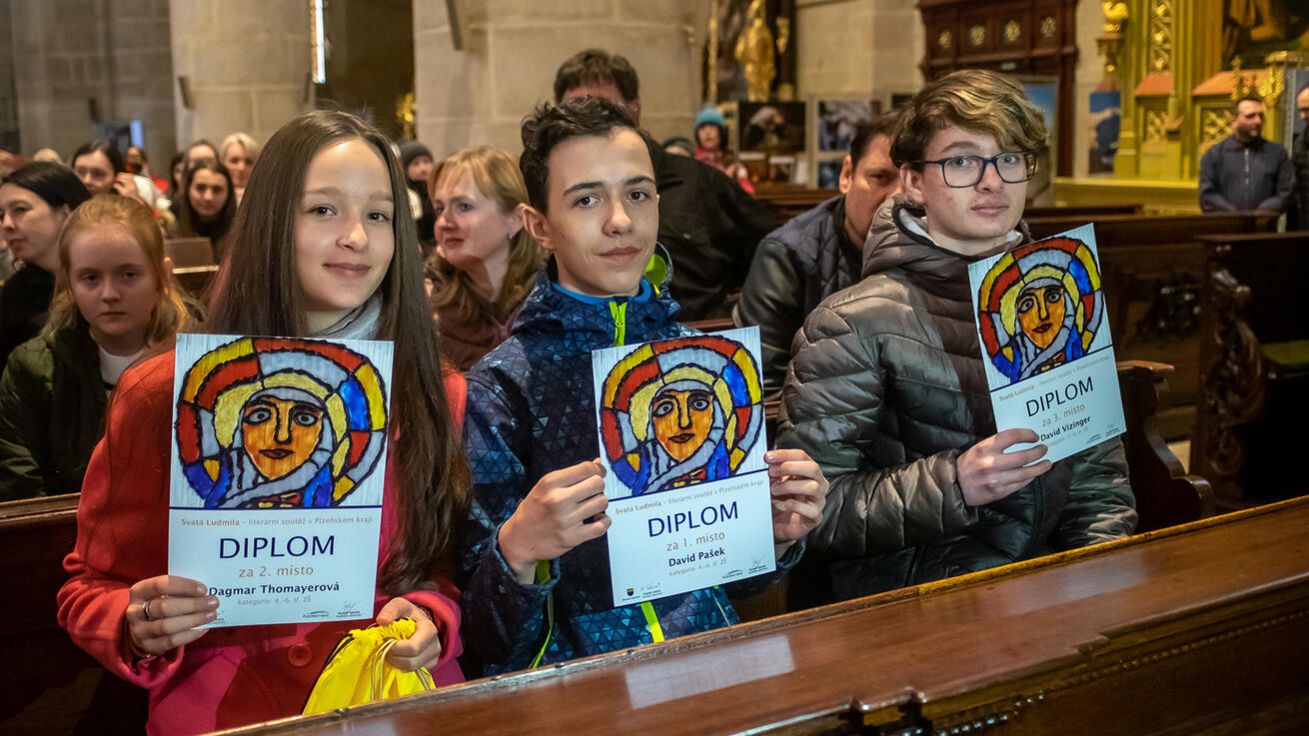 image:Image Diplomy a drobné dárky převzali vítězové soutěže k 1100. výročí úmrtí sv. Ludmily od biskupa Tomáše Holuba a hejtmana Rudolfa Špotáka v plzeňské katedrále sv. Bartoloměje.