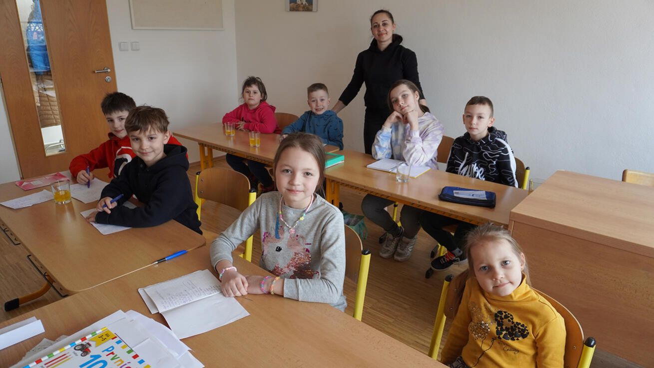 image:Image Ukrajinské děti se svou učitelkou Kristinou ve zlínském Salesiánském klubu mládeže.