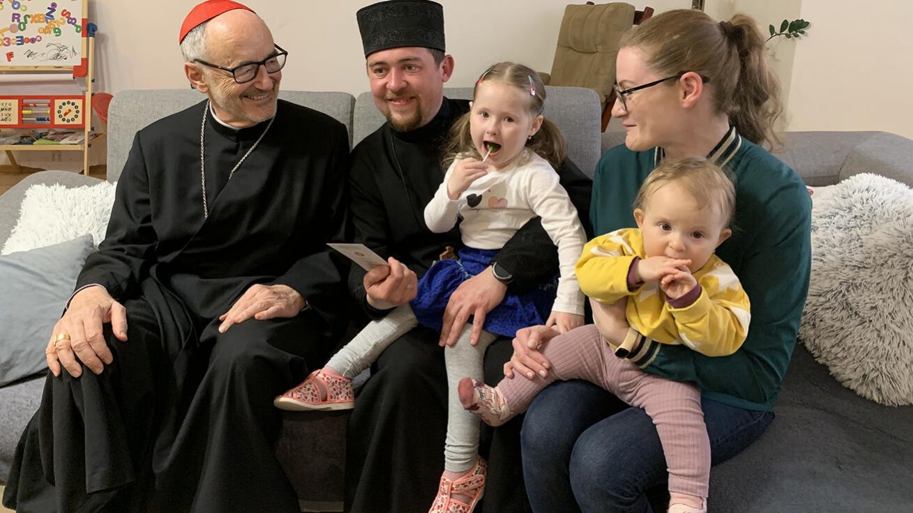image:Image Kardinál Czerny navštívil ukrajinské uprchlíky přijaté například v rodinách řeckokatolických kněží.