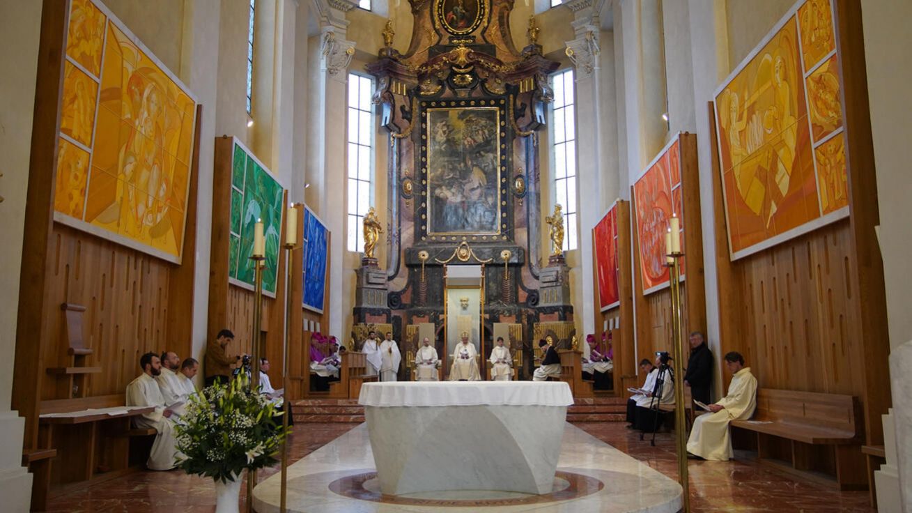 image:Image Šest Rupnikových velkoplošných tapiserií z cyklu Výjevy z Apokalypsy v českobudějovické katedrále slavnostně požehnal diecézní biskup Vlastimil Kročil za autorovy přítomnosti 18. března.