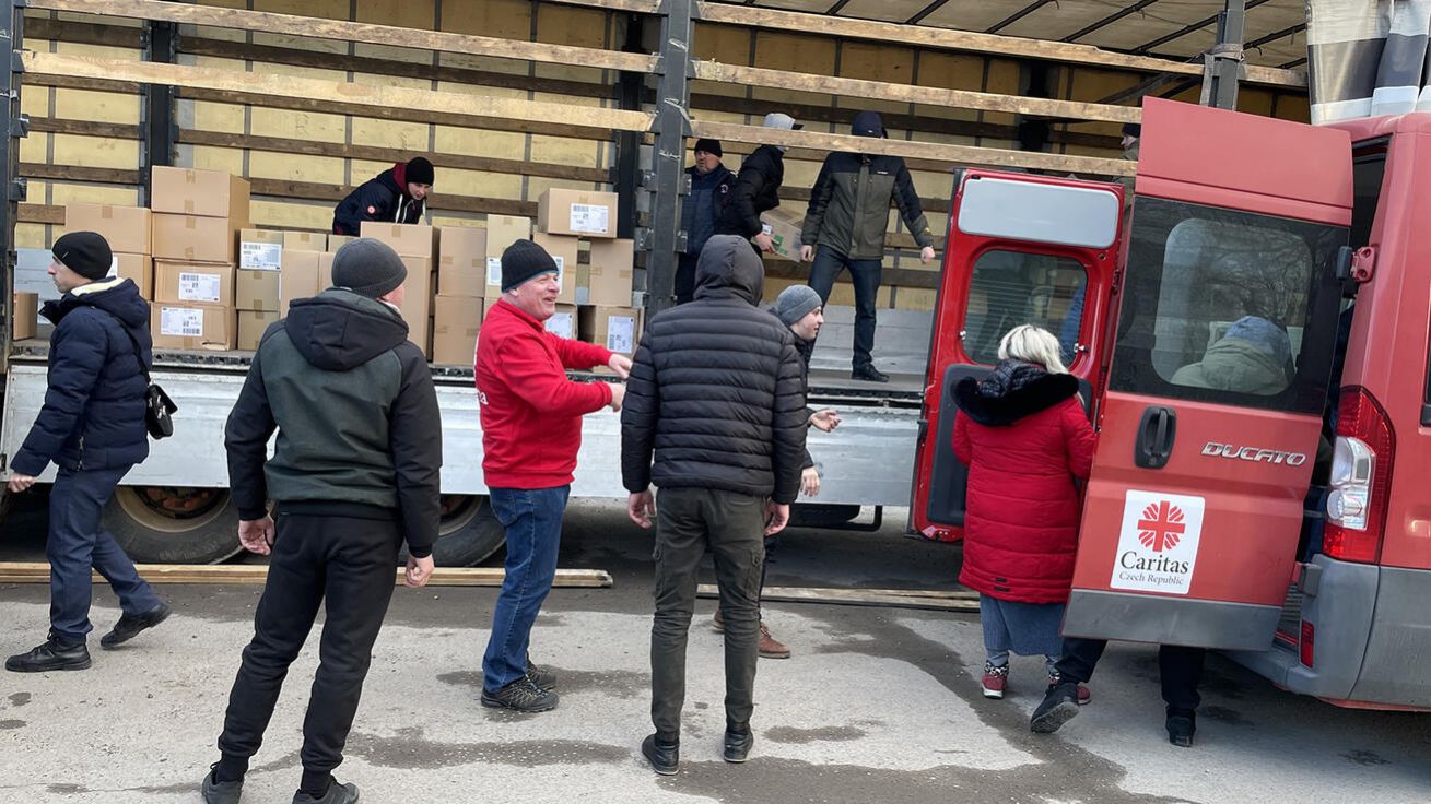 image:Image Ředitel znojemské Charity Evžen Adámek přivezl s týmem spolupracovníků na Ukrajinu pomoc.