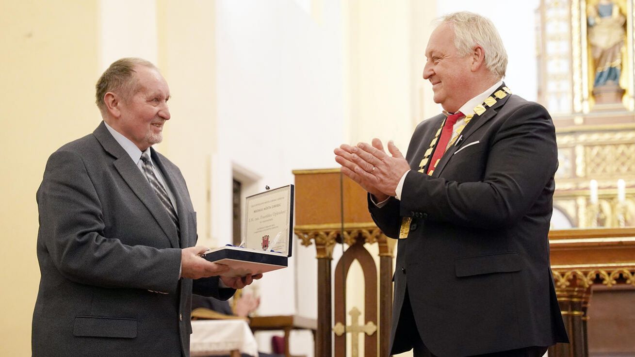 image:Image Medaili pro P. Opletala převzal jeho bratr.