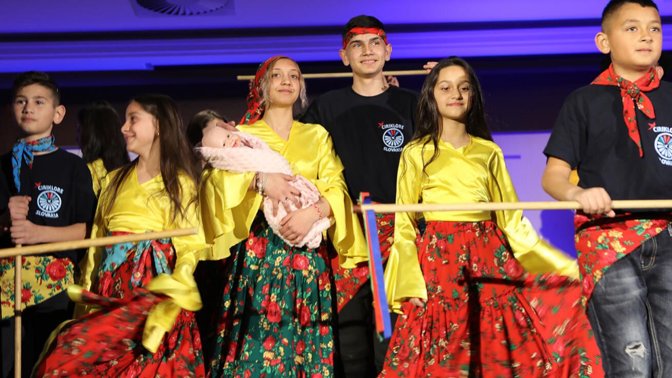 image:Image „Vystoupení na Evropských katolických sociálních dnech a potlesk zahraničních hostí a biskupů děti hodně namotivoval,“ ohlédl se za představením souboru Čiriklore umělecký vedoucí Dušan Plichta.