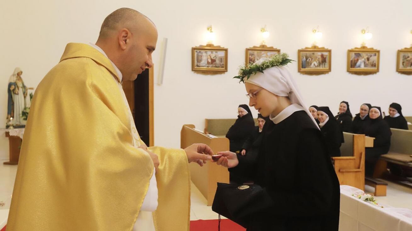 image:Image Sestra Edita převzala při slibech závoj, medaili a prsten z rukou P. Marka Dundy, který sloužil mši svatou.