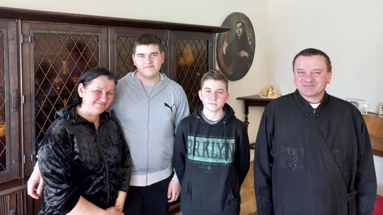 image:Image P. Paulo Semenjuk s manželkou Justinou, synem Justinem Markem (vedle matky) a synovcem Maximem.