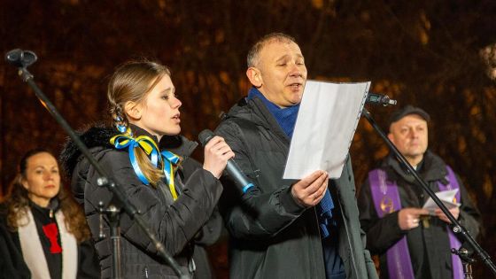 image:Image Eduard Holtmann s dcerou Melitou, křesťané z Ukrajiny, zazpívali na Staroměstském náměstí několik duchovních písní.