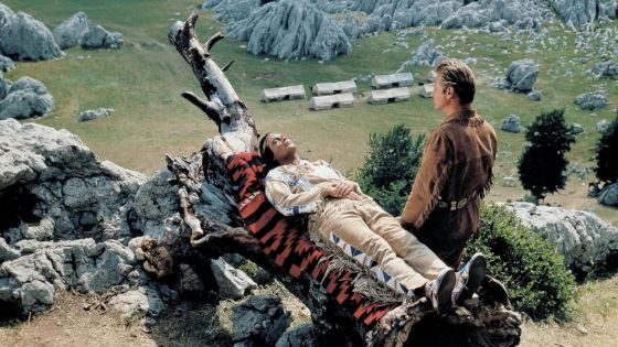 image:Image V původní knižní předloze filmu umírá legendární Vinnetou s křesťanským vyznáním na rtech. V pozdějších vydáních knihy, stejně jako ve filmu jeho slova chybí.