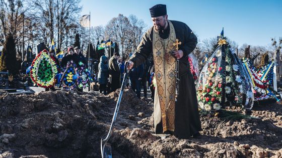 image:Image Válka na Ukrajině je i zápasem o důstojnost člověka, upozorňují tamní křesťanští představitelé. Modlitbou proto vyprovázejí i padlé vojáky a všechny oběti, jejichž těla jsou vydána k pohřbu. Na fotografii vojenský pohřeb v Kyjevě minulý týden.