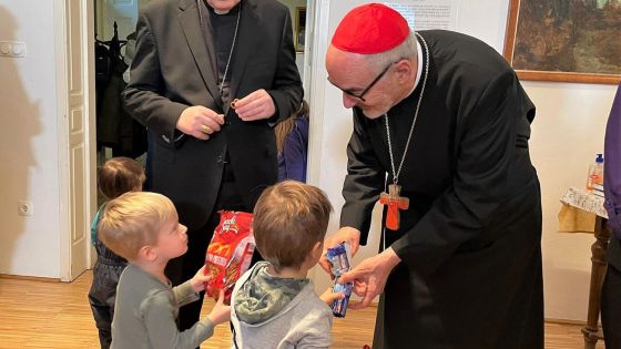 image:Image Kardinál Czerny s dětmi uprchlíků.