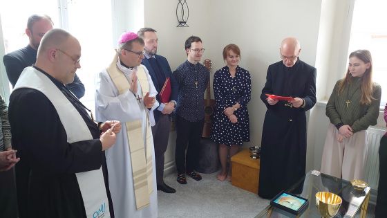 image:Image Farníci i obláti se sešli s biskupem Tomášem Holubem a provinciálem P. Felixem Rehbockem OMI (zcela vlevo) při žehnání nového komunitního centra v Dolní Bělé.