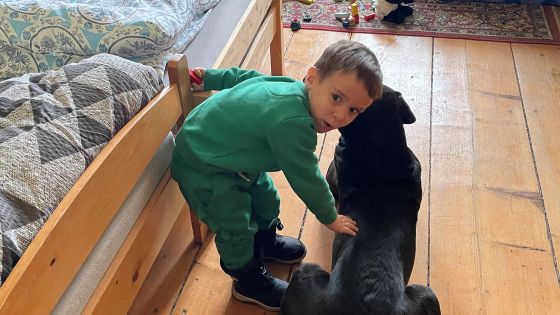 image:Image Pes Jantar, patřící faráři v Dolním Újezdu u Litomyšle Adamovi Grabiecovi, přijal uprchlíky za své a tráví s nimi čas. Přirozenou formou canisterapie tak především děti mohou na chvíli zapomenout na to, co v minulých dnech prožily.