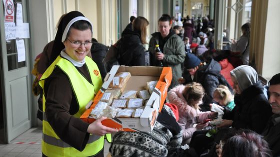 image:Image V hale vlakového nádraží v Přemyšlu na polsko-ukrajinských hranicích se o válečné uprchlíky starají také řeholníci i řádové sestry.