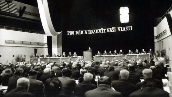 image:Image Prorežimní kněží podporovali vykonstruovaný obraz socialistických států jako jediných strážců mezinárodního porozumění a míru. Sdružení Pacem in terris se tak stalo pouhým nástrojem státní propagandy a spojencem režimu. Záběr z jeho celostátního sjezdu.