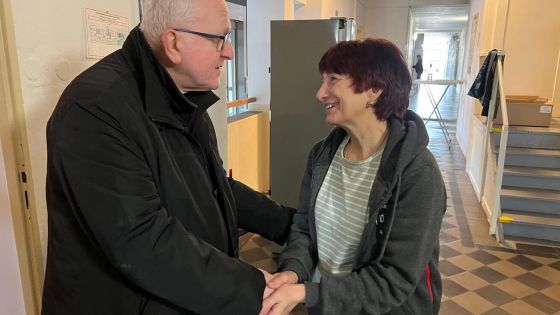 image:Image Biskup Jan Baxant navštívil uprchlíky ubytované v bývalém semináři.
