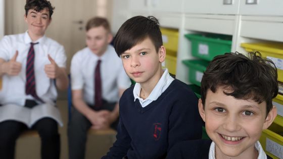 image:Image Ukrajinské děti v ZŠ Navis ve školní uniformě.