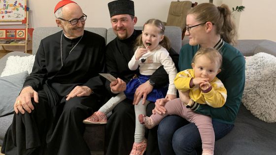 image:Image Kardinál Czerny navštívil ukrajinské uprchlíky přijaté například v rodinách řeckokatolických kněží.