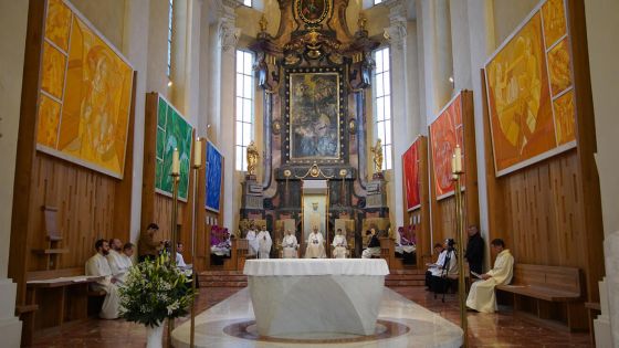 image:Image Šest Rupnikových velkoplošných tapiserií z cyklu Výjevy z Apokalypsy v českobudějovické katedrále slavnostně požehnal diecézní biskup Vlastimil Kročil za autorovy přítomnosti 18. března.