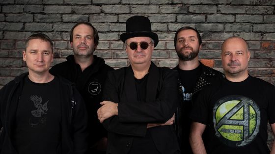 image:Image Ve volném čase je Martin Pražák (uprostřed) frontmanem hudební skupiny Adobre.