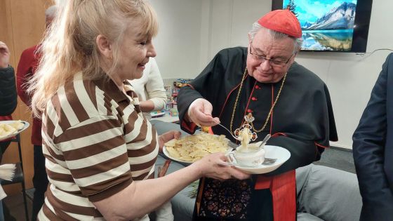 image:Image Jednu z charitních ubytoven pro uprchlíky navštívil v Praze i kardinál Dominik Duka a ochutnal tradiční ukrajinské vareniky – plněné bramborové taštičky.