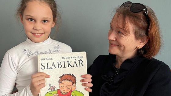 image:Image Zlata, která přijela do Česka se svou maminkou z východní Ukrajiny zasažené válečným konfliktem, dostala od své tety Natálie na přivítanou český slabikář .