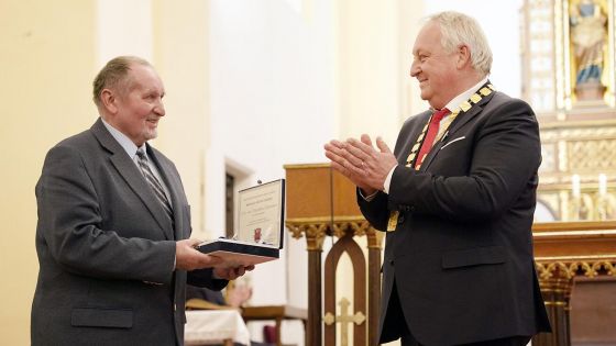 image:Image Medaili pro P. Opletala převzal jeho bratr.