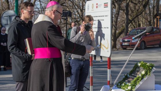 image:Image Ze stávající autobusové točny se už za tři čtvrtě roku bude svahem vinout nová silnice přímo k poutním domům. Základní kámen požehnal arcibiskup Jan Graubner.