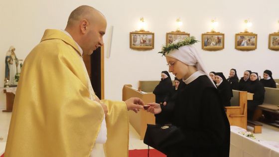 image:Image Sestra Edita převzala při slibech závoj, medaili a prsten z rukou P. Marka Dundy, který sloužil mši svatou.