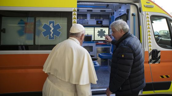 image:Image Papež požehnal vůz, vpravo Konrad Krajewski.