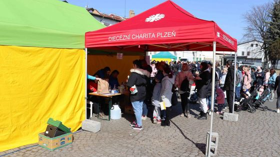 image:Image Před Humanitárním skladem v Cukrovarské ulici v Plzni stojí denně dlouhé fronty potřebných. Otevřeno je ve všední dny od 9.00 do 16.00 hodin, o víkendu od 9.00 do 12.00. Co je aktuálně nejvíce potřeba, lze najít na www.dchp.cz. Lze také přispět na transparentní účet Diecézní charity Plzeň 277850809/0300, VS 242, do poznámky připište Ukrajina.