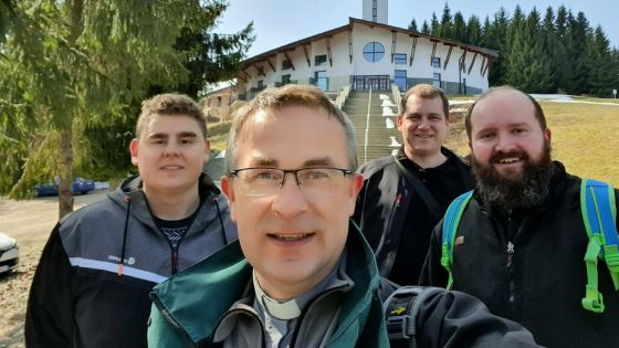 image:Image S bohoslovci ostravsko-opavské diecéze prožil poslední březnový víkend biskup Martin David. Společný snímek s nimi si pořídil na slovenském poutním místě Turzovka.