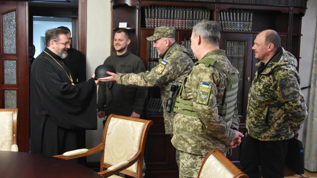 image:Image Arcibiskup Svjatoslav Ševčuk (vlevo) přijal od generálů ukrajinské armády vojenskou přilbu.