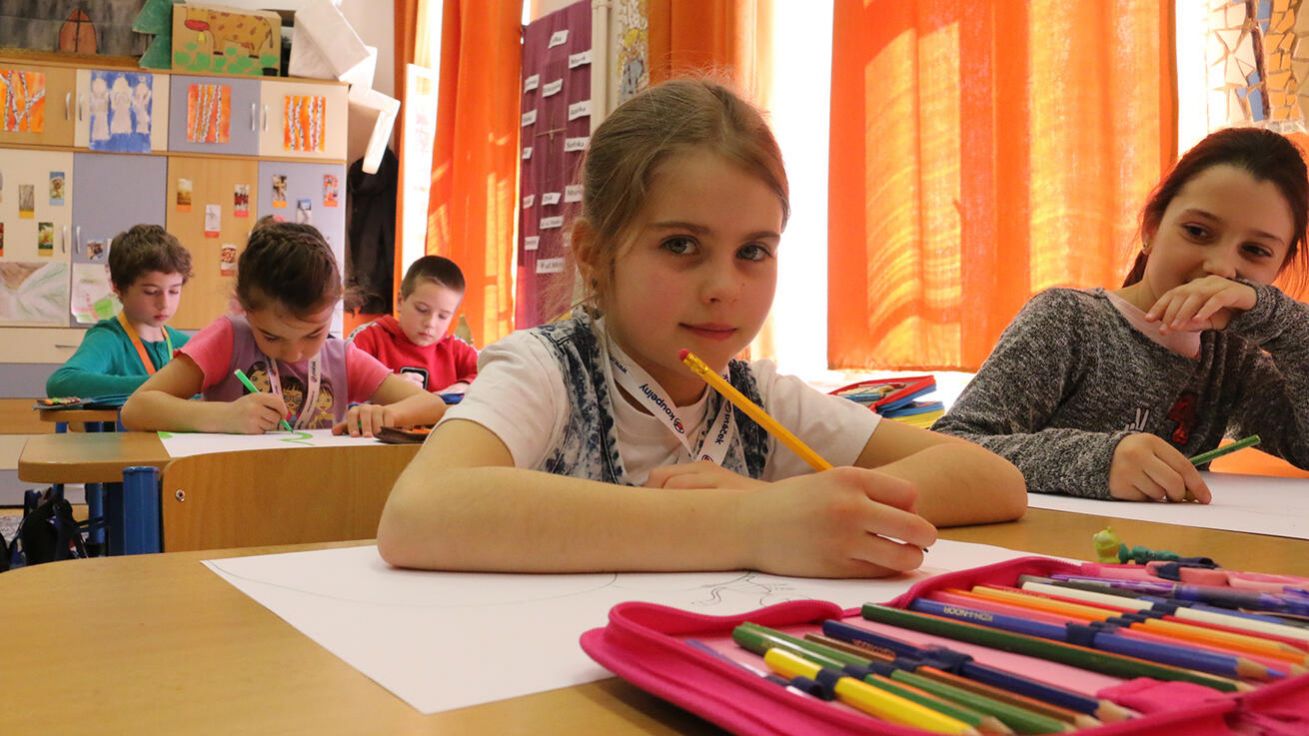 image:Image Také hokejistka Russlana se snaží začlenit mezi české děti.