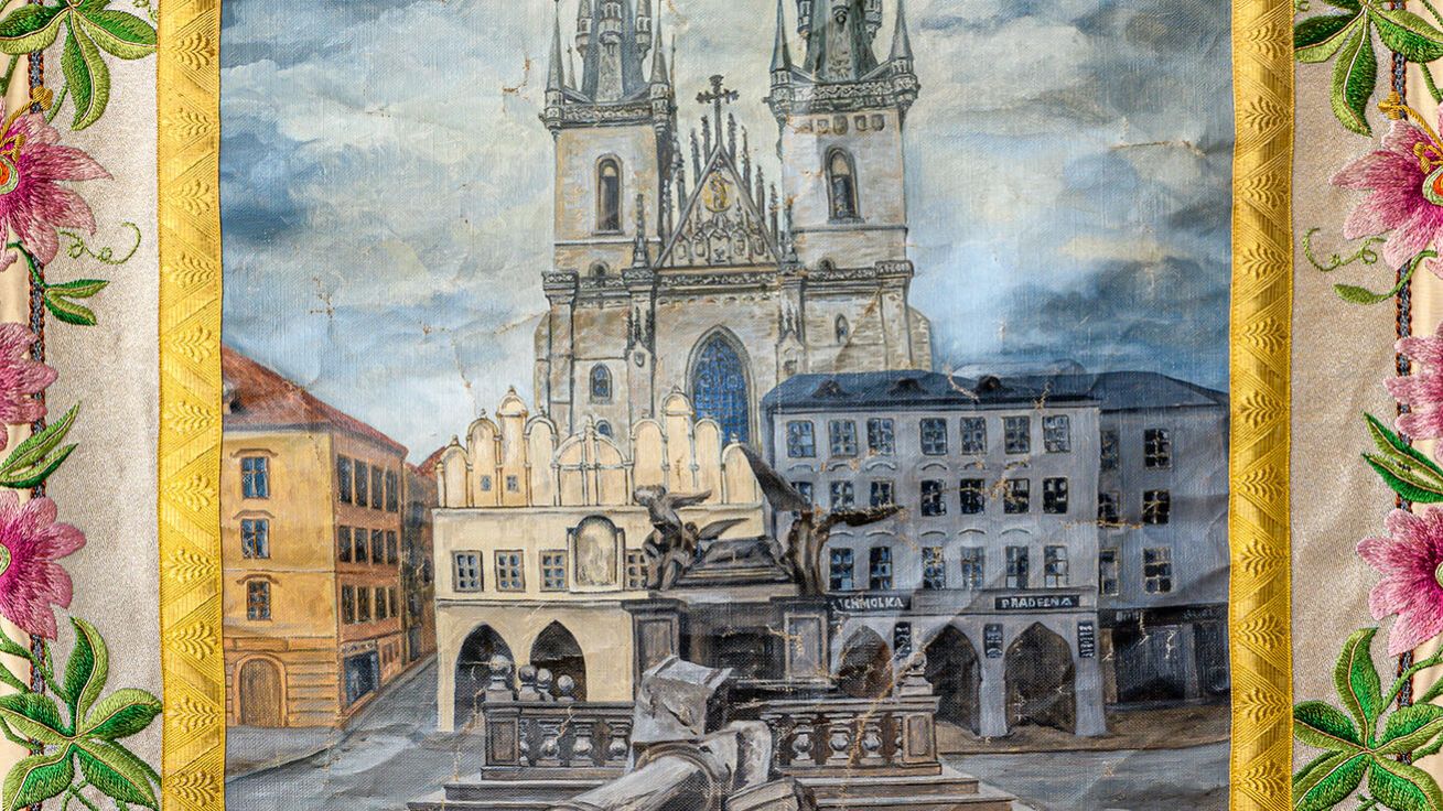 image:Image Zboření Mariánského sloupu na Staroměstském náměstí vyobrazené na farním praporu.