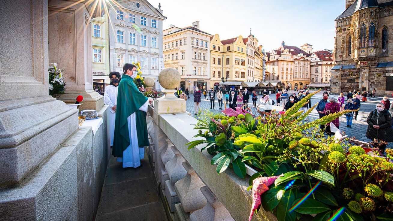 image:Image Bohoslužba v pandemii u Mariánského sloupu na Staroměstském náměstí.