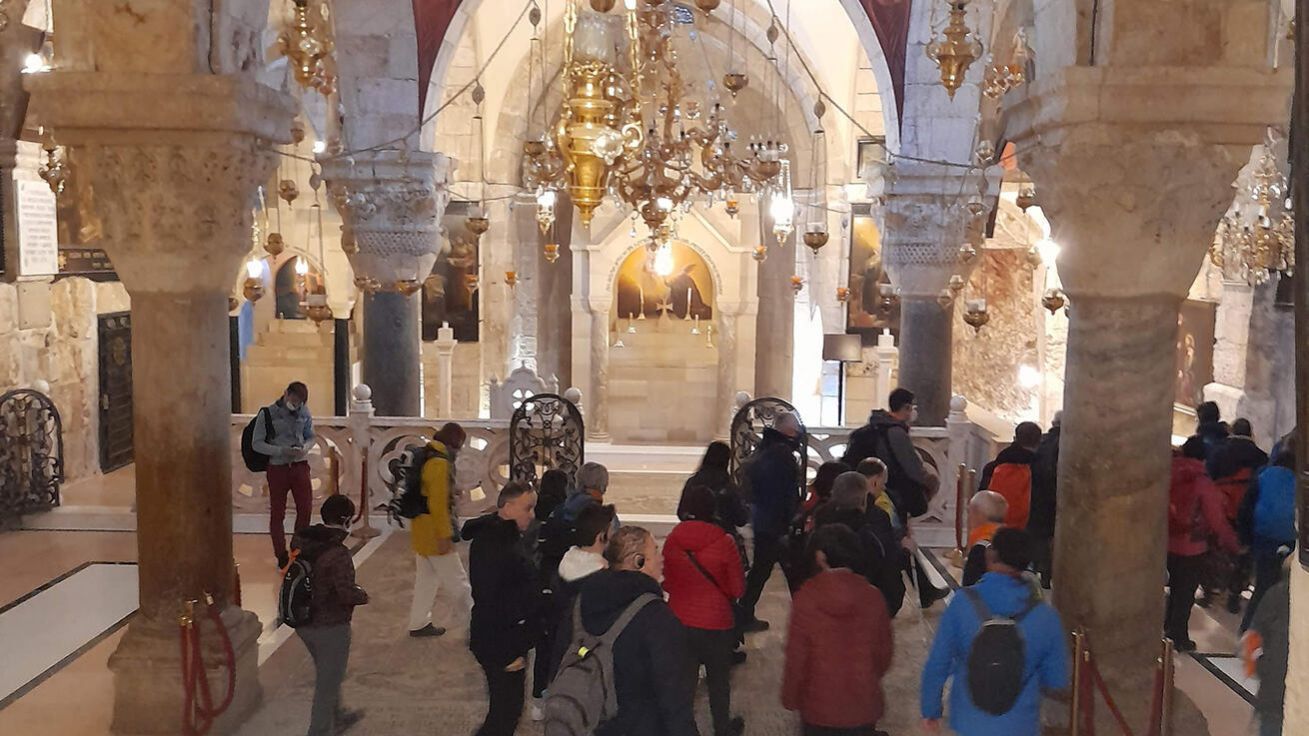 image:Image Chrám Božího hrobu v Jeruzalémě je vyhledávaným cílem poutníků z celého světa.