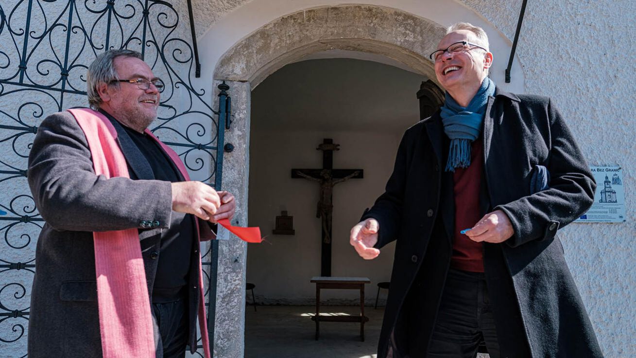 image:Image Při otevření kaple veřejnosti nemohli chybět stěžejní muži projektu, P. Josef Suchár (vlevo) a P. Wojciech Dąbrowski.