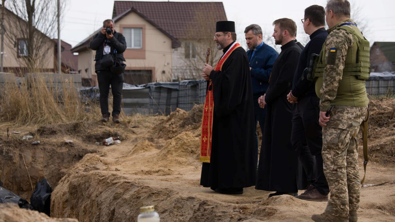 image:Image „Prosím, abychom i uprostřed nenávisti a vraždění byli schopni milovat Boha a bližní a zůstat lidmi,“ vyzval arcibiskup Svjatoslav Ševčuk (uprostřed) po návštěvě u hromadných hrobů v Buči.