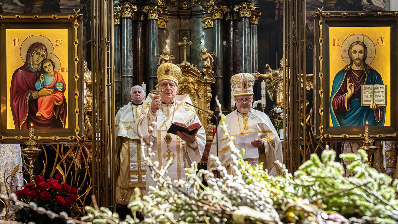 image:Image Řeckokatolický biskup Ladislav Hučko požehnal na Květnou neděli ratolesti u Sv. Klimenta.