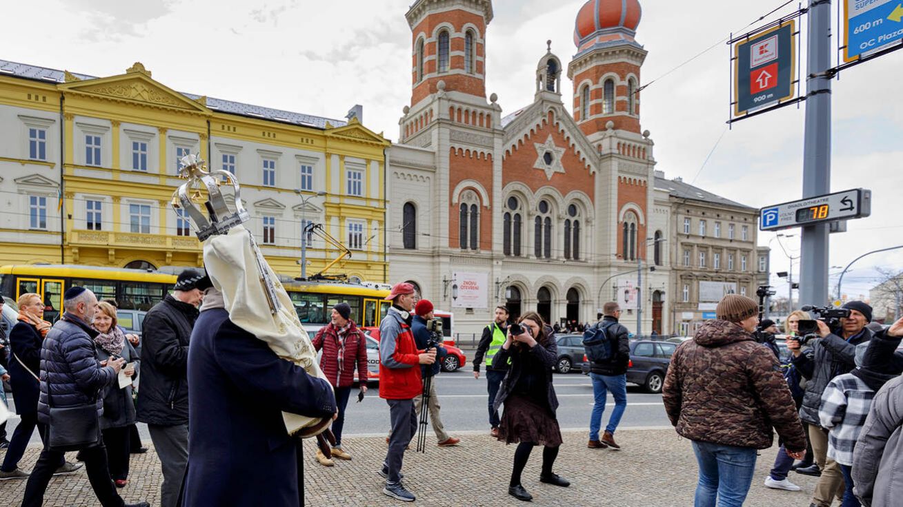 image:Image Při rekonstrukci synagogy se ukázalo, že zdejší svitek Tóry pochází od donátora ze Straubingu, jehož žena zahynula v koncentračním táboře. Vzácná relikvie je nově opatřena korunou, štítem a ukazovátkem od šperkařského mistra Petra Vogela.