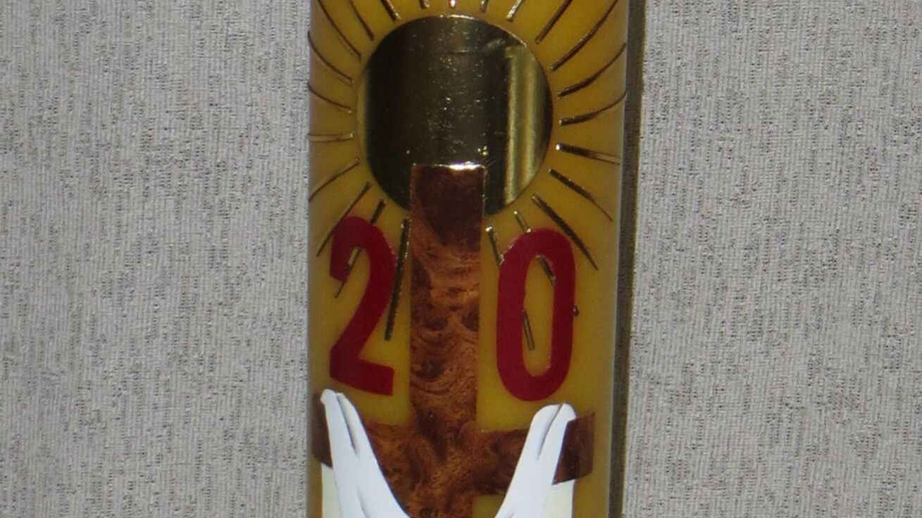 image:Image V roce 2009 jsme zdobili čtrnáctikilogramovou svíci ze včelího vosku, věnovanou Charitou ČR papeži Benediktu XVI. při jeho podzimní návštěvě České republiky. Kromě charitního znaku, papežova erbu a fáborků s barvami naší a vatikánské vlajky na něm bylo několik italských nápisů, mezi nimi i motto návštěvy: „Láska Kristova je naší silou“. Největší svíce z naší dílny váží 25 kg, má 14 cm v průměru a je vysoká 170 cm. Tu každý rok (mimo dvouletou pandemickou přestávku) připravujeme pro Armádu ČR. Svíci zdobí armádní znak a latinské heslo: „Veritas Domini vincit“ – Pravda Páně vítězí. Při zdobení musí být svíce ve svislé poloze a zdobí ji zároveň dvě pracovnice. V měsíci květnu pak svíce vyráží s armádní delegací na pouť do Lurd. Také jsme zdobili paškál pro naše poutníky do Svaté země nebo svíce pro olomouckého arcibiskupa jako dárek při návštěvě Iráku. Zatím nejdál se náš paškál dostal do Austrálie, kam ho vzala zákaznice své dceři. Ale hlavním a největším odběratelem zůstávají farnosti v Čechách, na Moravě a na Slovensku.