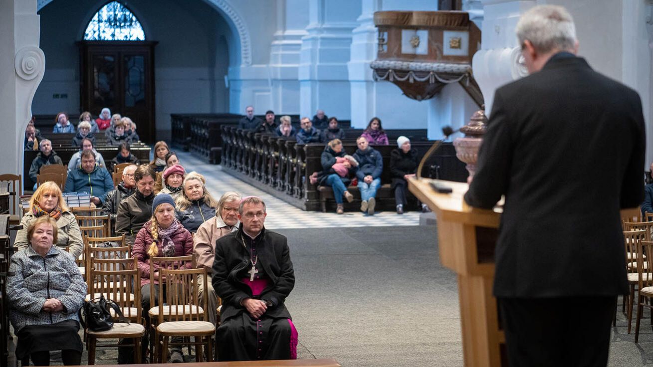 image:Image Opavský děkan P. Václav Koloničný čte z Matoušova evangelia v rámci projektu Bible24 v konkatedrále Nanebevzetí Panny Marie.