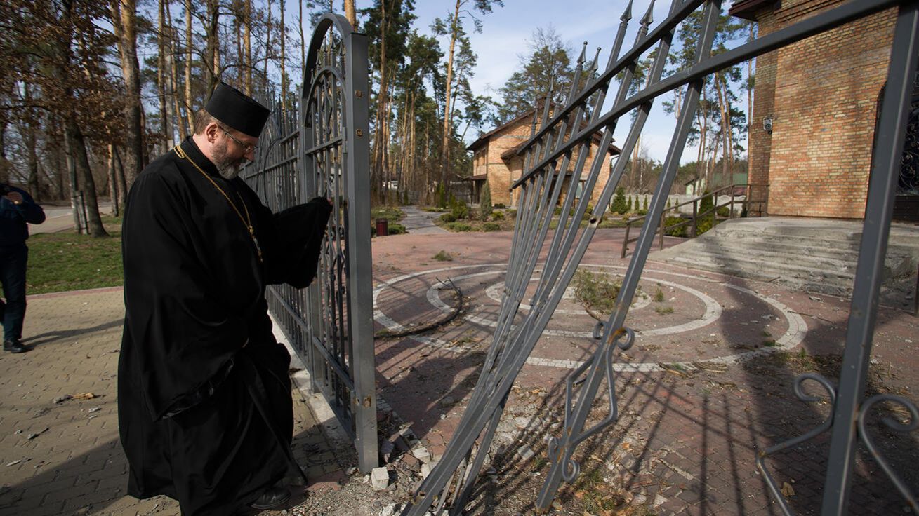 image:Image „Takový druh zla, který nyní drtí ukrajinskou zemi, se vyhání modlitbou a postem,“ říká Svjatoslav Ševčuk (na snímku u poničeného kostela v Irpini u Kyjeva).