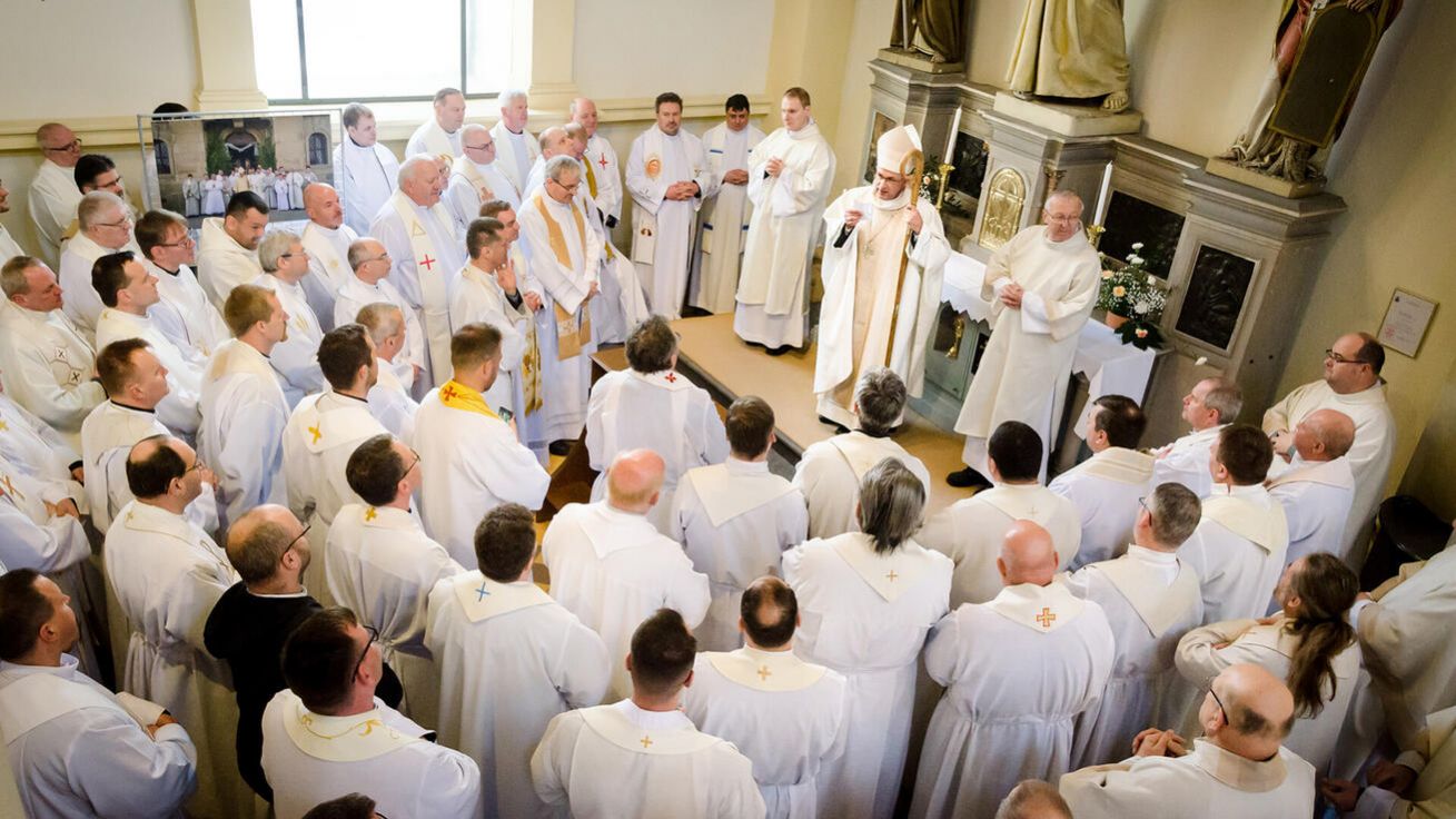 image:Image Po Misse chrismatis biskup Martin David pozval kněze a jáhny do boční lodě katedrály.
