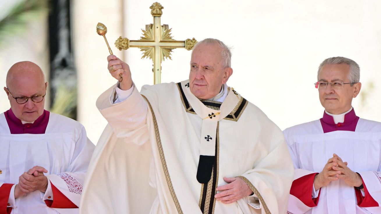 image:Image „Zbraněmi evangelia jsou modlitba, laskavost, odpuštění a nezištná láska k bližnímu, láska ke každému člověku,“ zdůrazňuje papež František. Na fotografii při bohoslužbě o slavnosti Zmrtvýchvstání Páně na Svatopetrském náměstí ve Vatikánu.